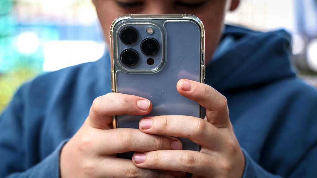 Europese Commissie wil strengere online leeftijdscontrole: ‘Geen smoesjes meer’