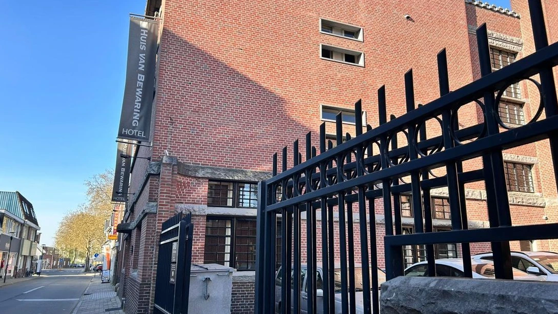 Almelo dreigt COA met boete voor huisvesten statushouders in hotel Almelo dreigt COA met boete voor huisvesten statushouders in hotel