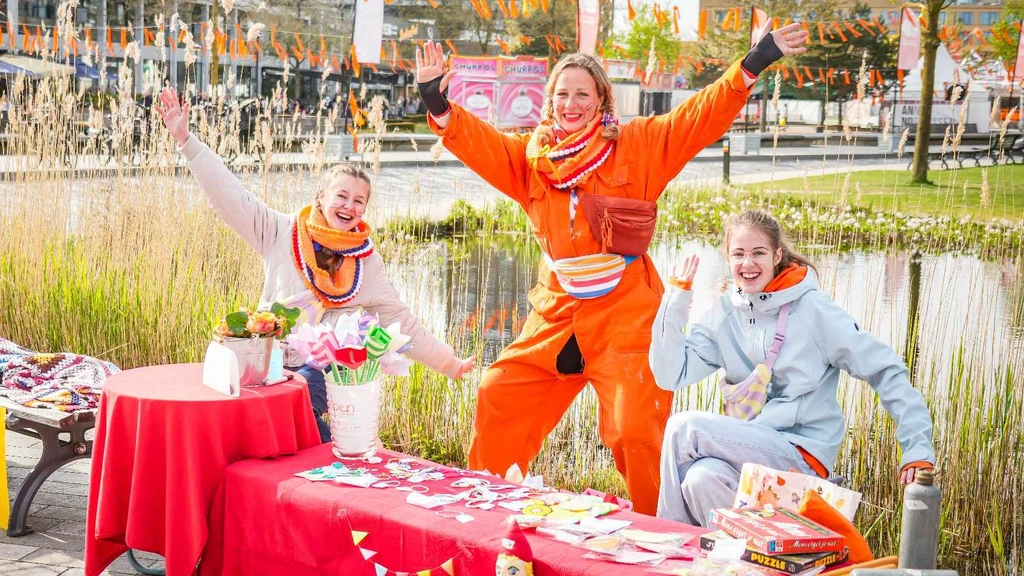 Zonnige en gemoedelijke Koningsdag, drukte in steden